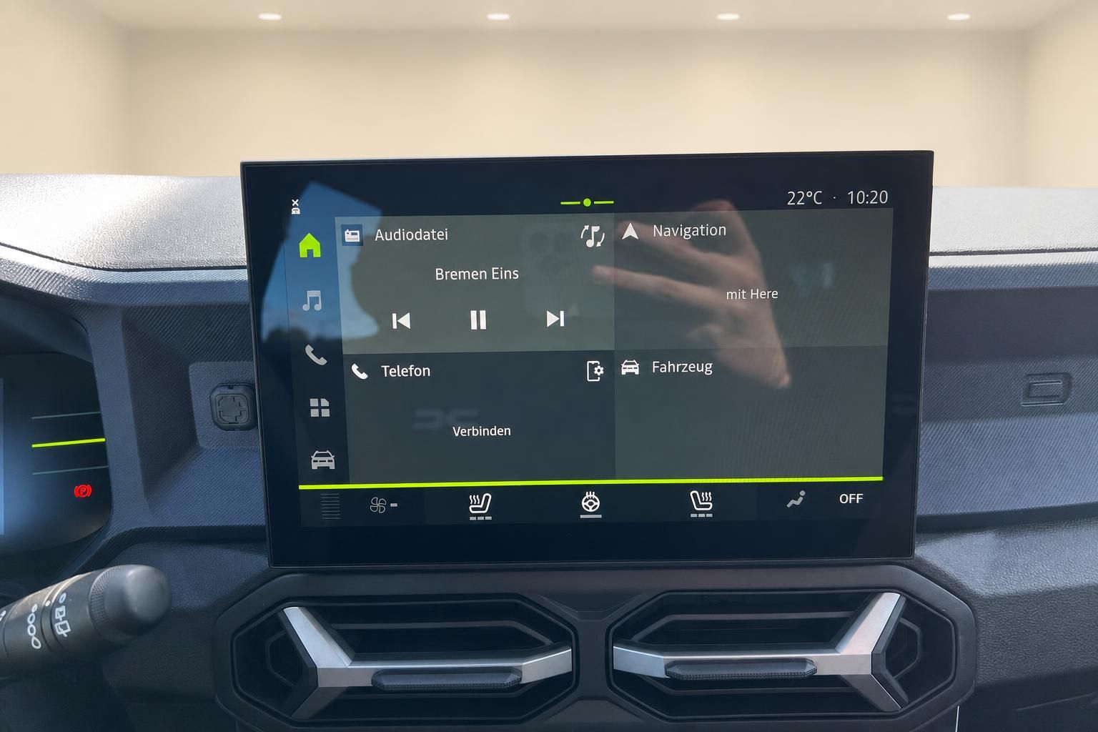 Infotainment-System Touchscreen mit Navigationsmenu und Fahrzeugeinstellungen
