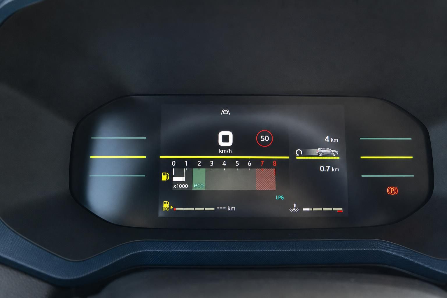 Digitales Kombiinstrument mit Geschwindigkeitsanzeige, Kraftstoffanzeige und Navigationshinweisen