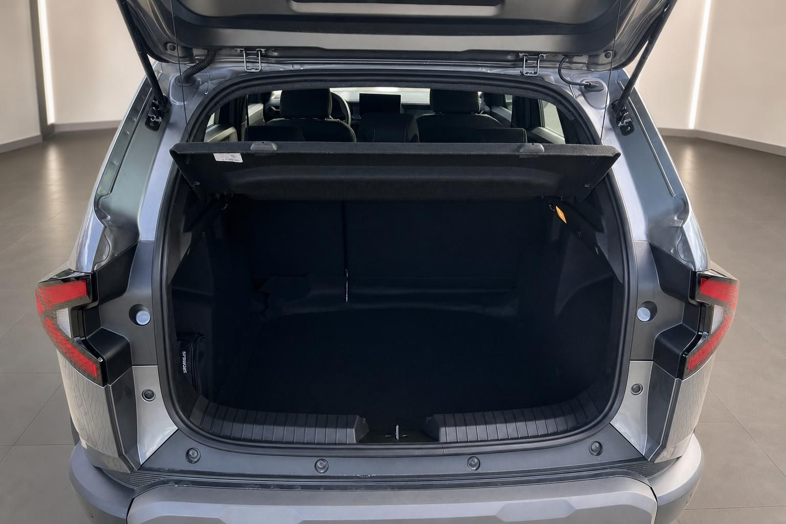 Kofferraum eines SUVs mit geöffneter Heckklappe und schwarzer Innenausstattung