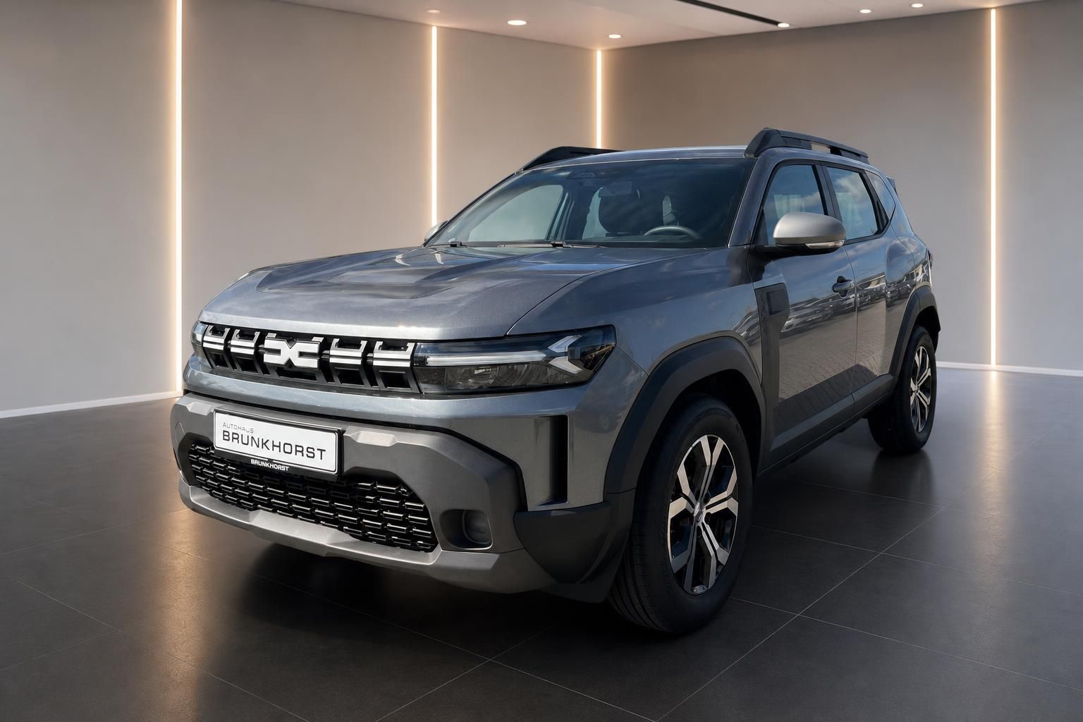 Dacia Duster SUV in grau, Dreiviertelansicht von vorne im modernen Autohaus