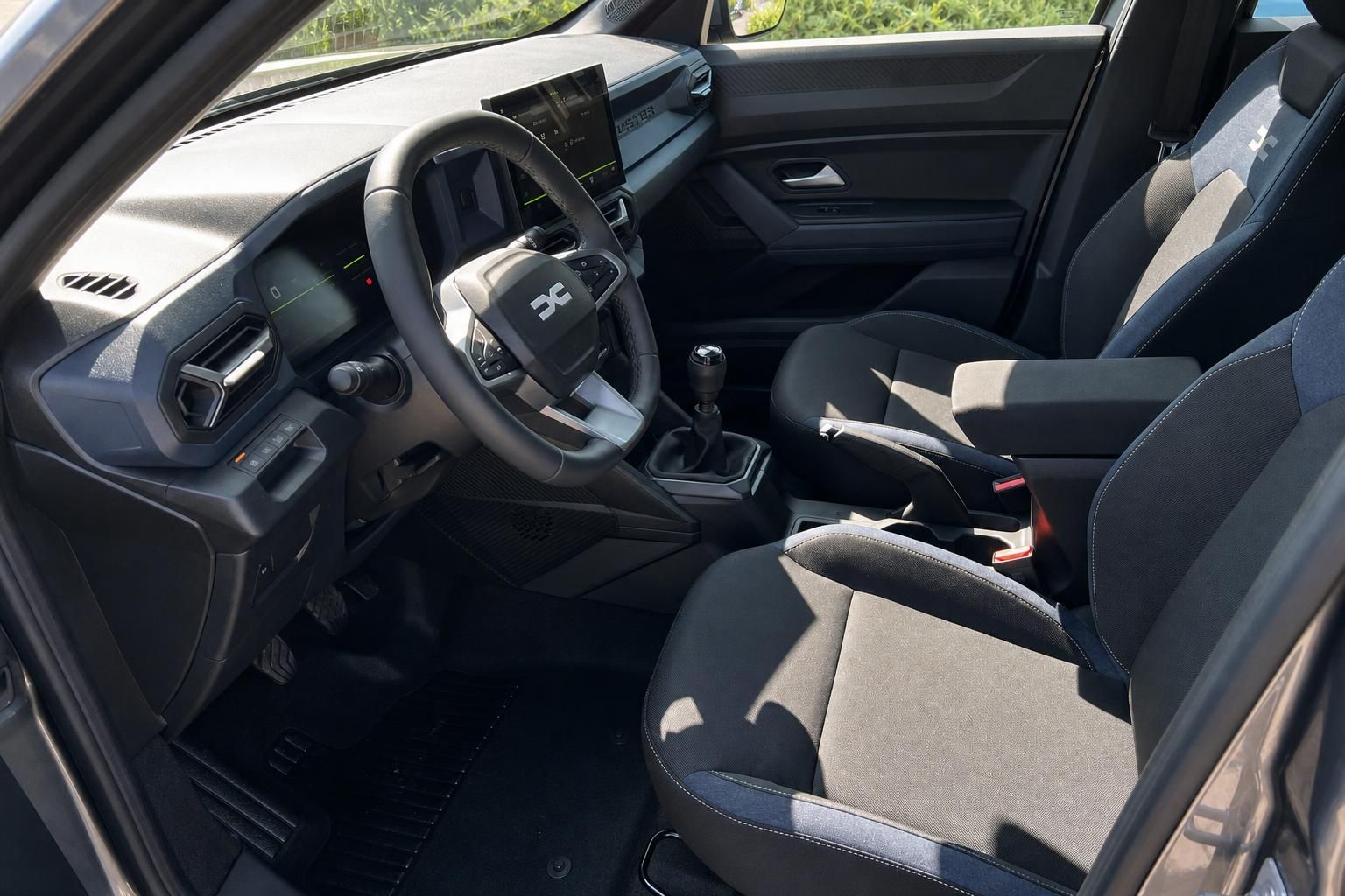 Dacia Duster Innenraum mit schwarzer Ausstattung, Cockpit und Fahrersitz Detailansicht