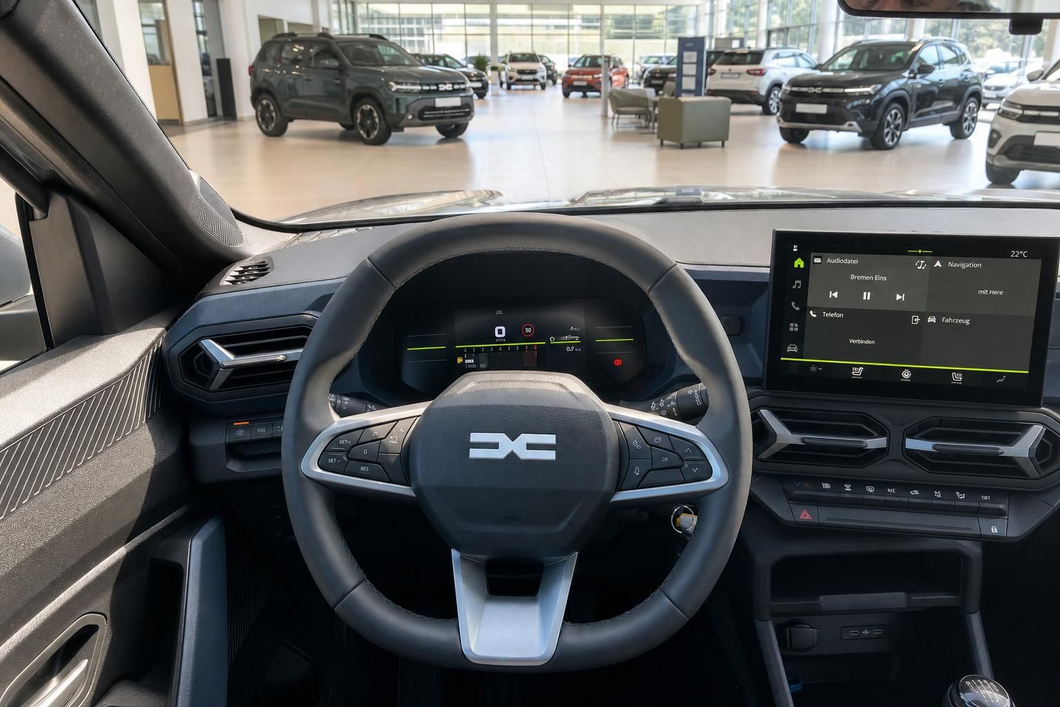Armaturenbrett mit digitalem Display und Lenkrad, Blick auf Autohaus-Showroom im Hintergrund