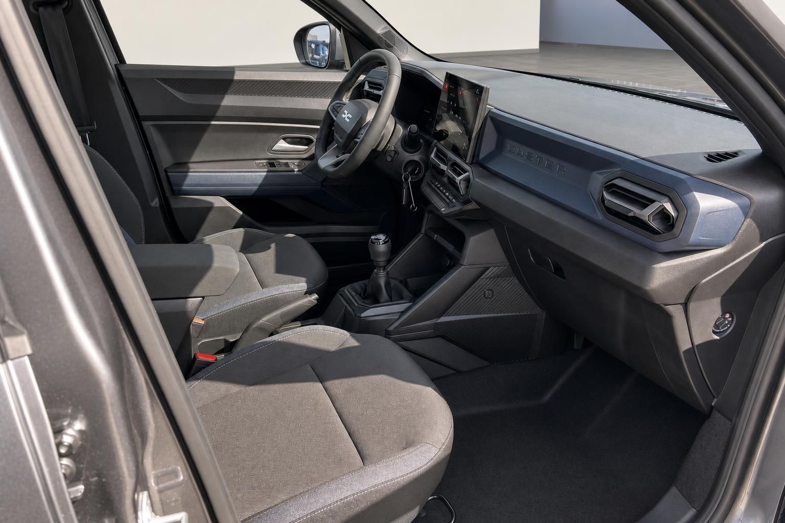 Fahrzeug Innenraum mit modernem Cockpit, Lenkrad und Schalthebel in grau-schwarzer Ausstattung