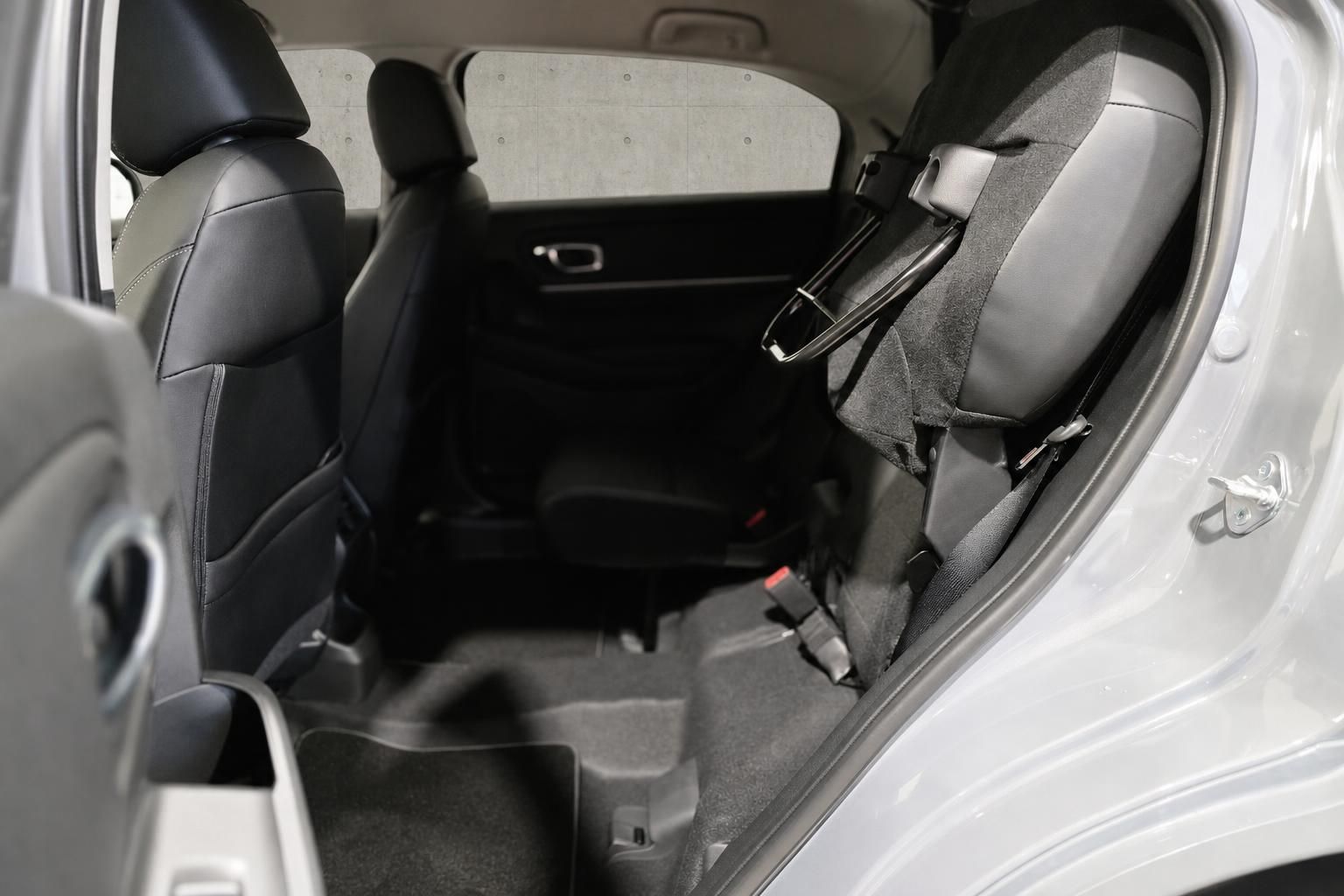 Honda Rücksitze von der Seite mit Kleiderbügelhaken und Sitzbezug