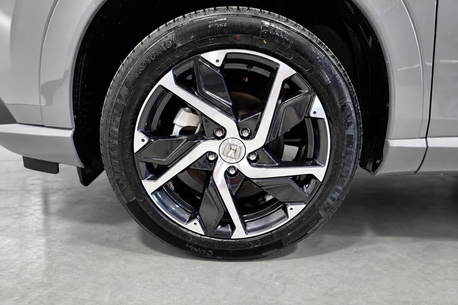 Honda Leichtmetallfelge Nahaufnahme mit Michelin Reifen im Detail