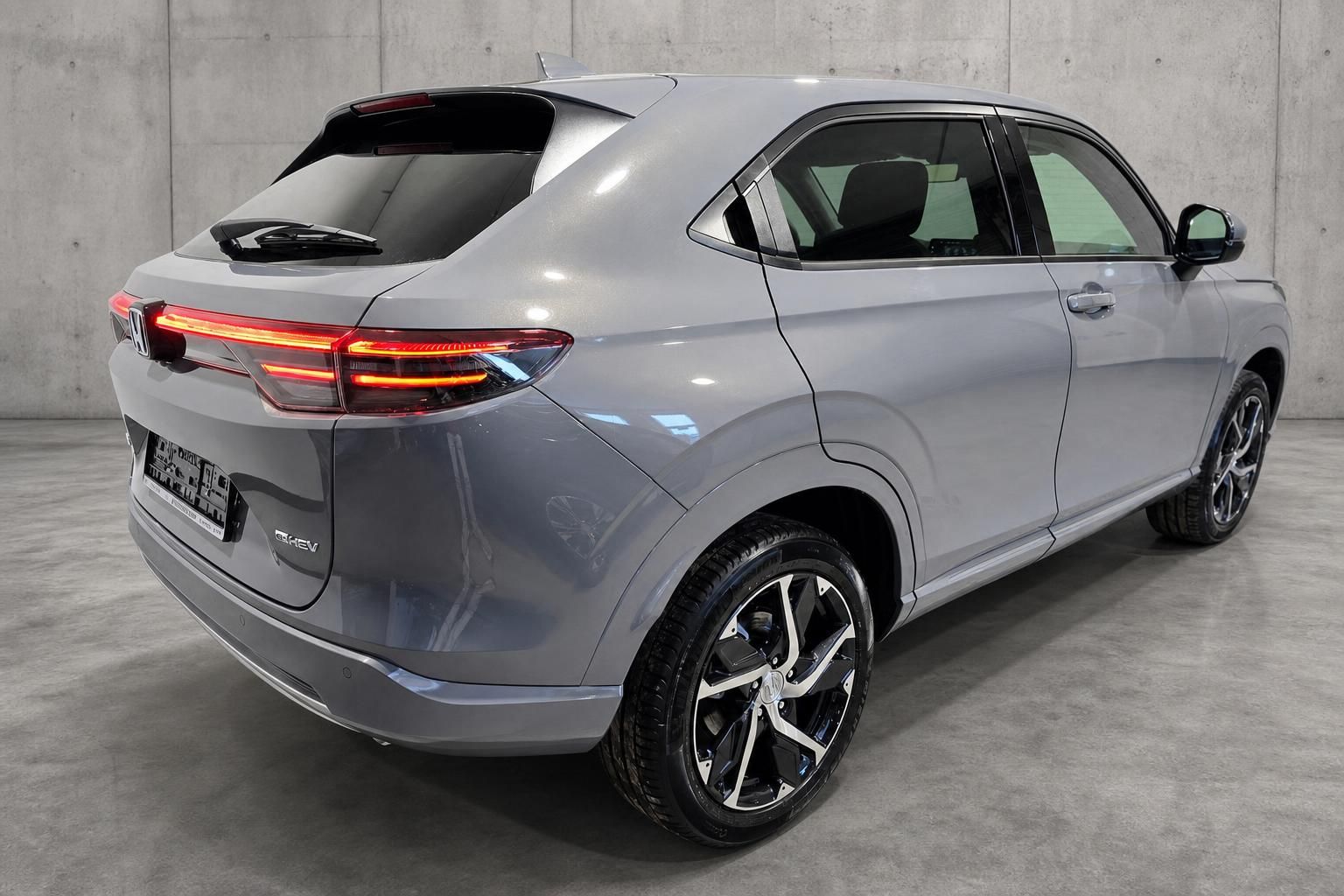 Honda HR-V e:HEV, Heckansicht mit LED-Ruecklichtern und Felgen