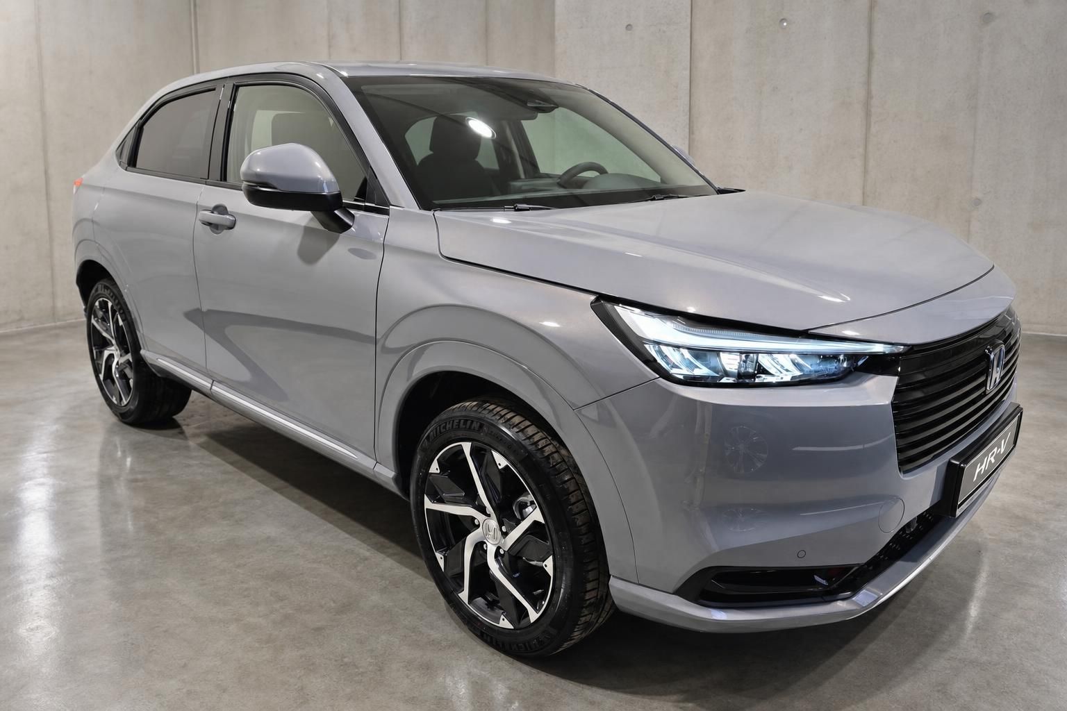 Honda HR-V grau, Frontansicht mit LED-Scheinwerfern und Kuehlergrill