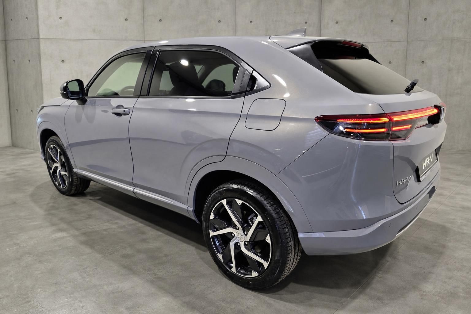 Honda HR-V in Grau, Heckansicht mit Alufelgen und LED-Rueckleuchten
