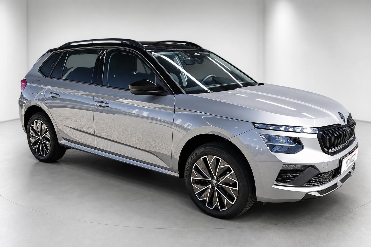 Skoda Kamiq in Silber mit Panoramadach, Seitenansicht im Studio