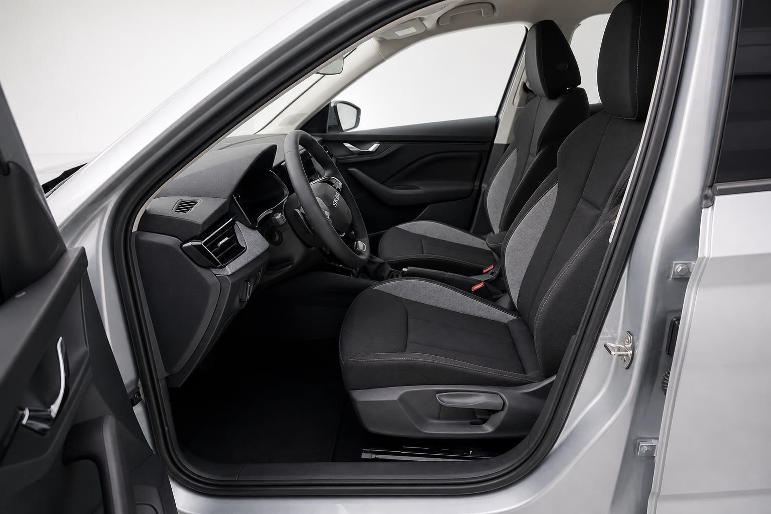 Fahrersitz und Cockpit im Innenraum des Skoda in Schwarz