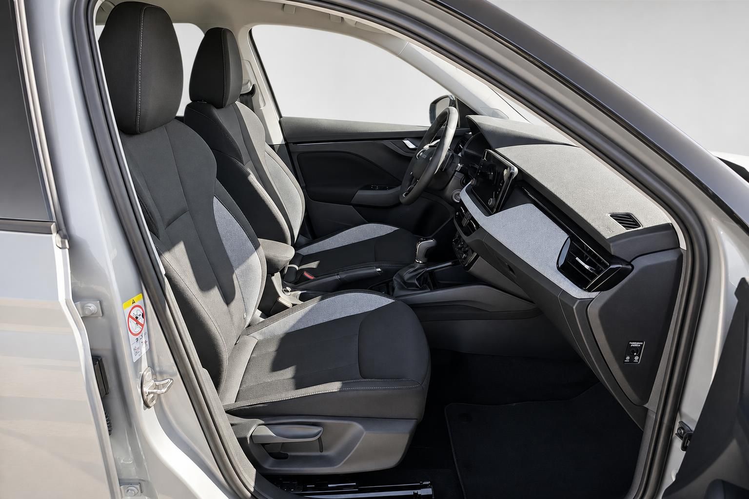 Innenraum mit Vordersitzen und Cockpit eines silbernen Skoda