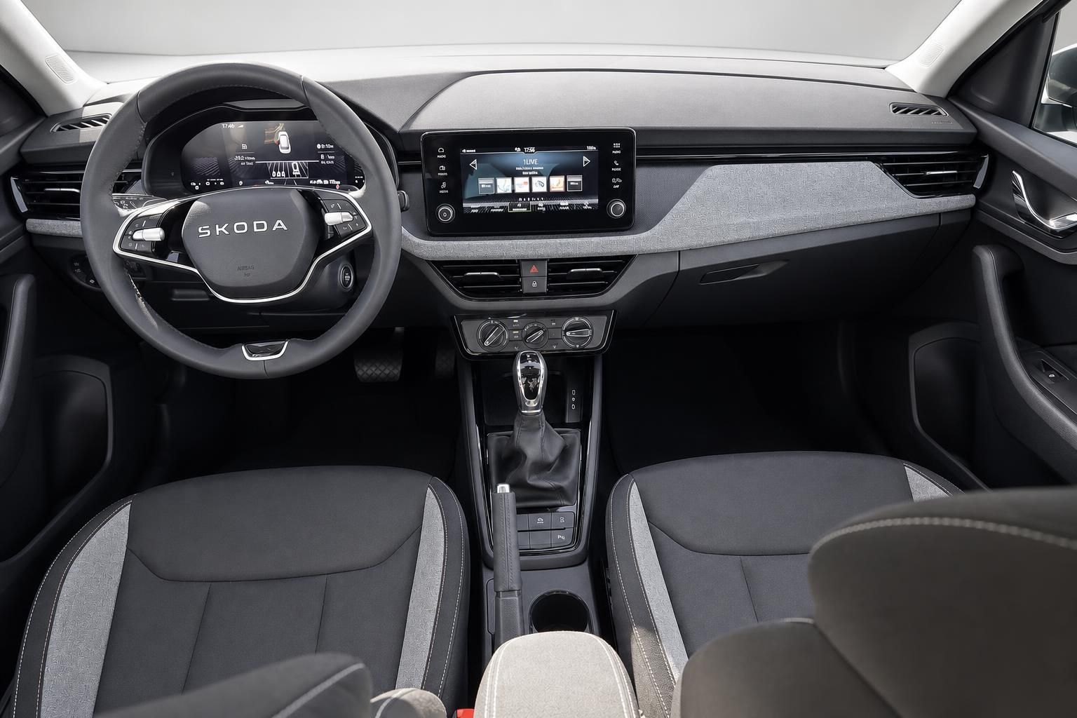 Skoda Cockpit mit Lenkrad, Touchscreen und Schaltknauf im Detail