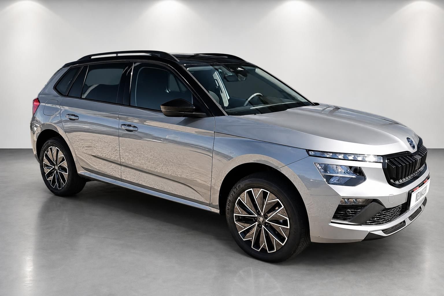 Skoda SUV in Silber, Frontansicht seitlich im Studio