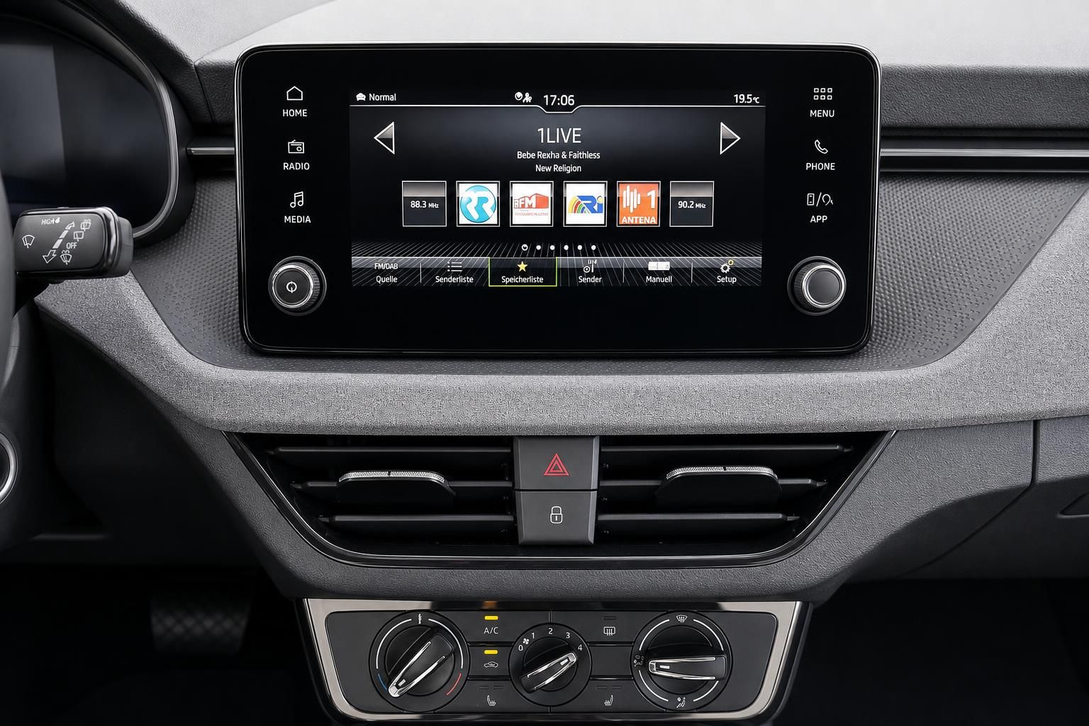 Infotainment-Display und Klimabedienung im Skoda Innenraum
