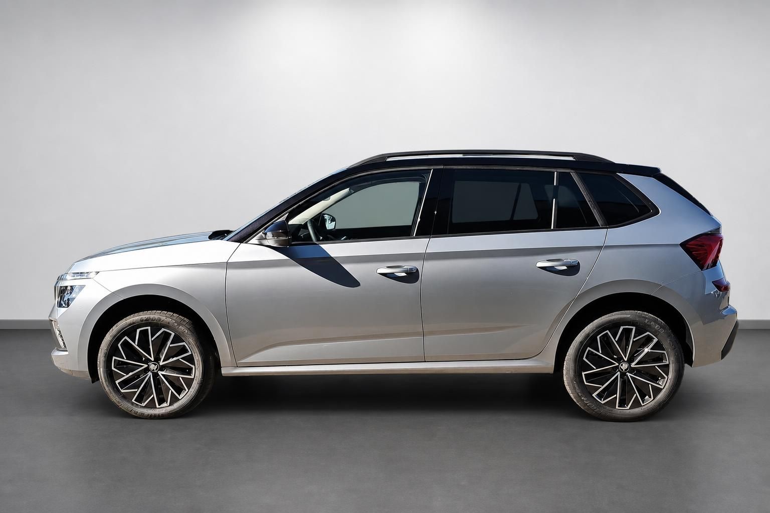 Škoda Kamiq Seitenansicht in Silbermetallic mit Panoramadach