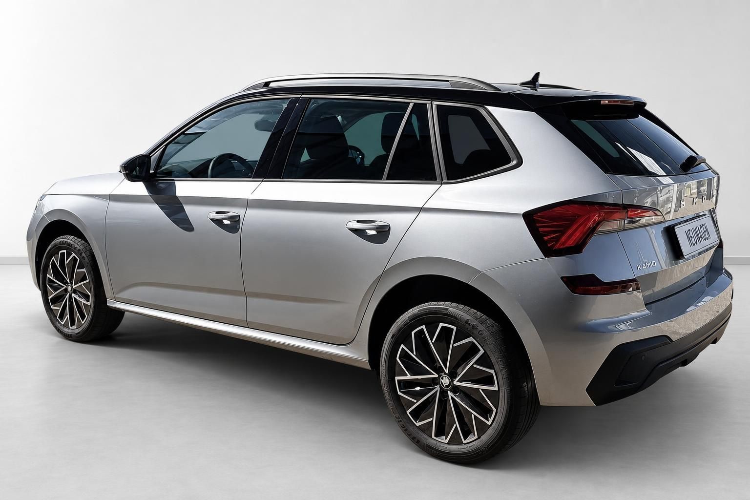 Škoda Kamiq in Silber, Heckansicht mit schwarzem Dach im Studio
