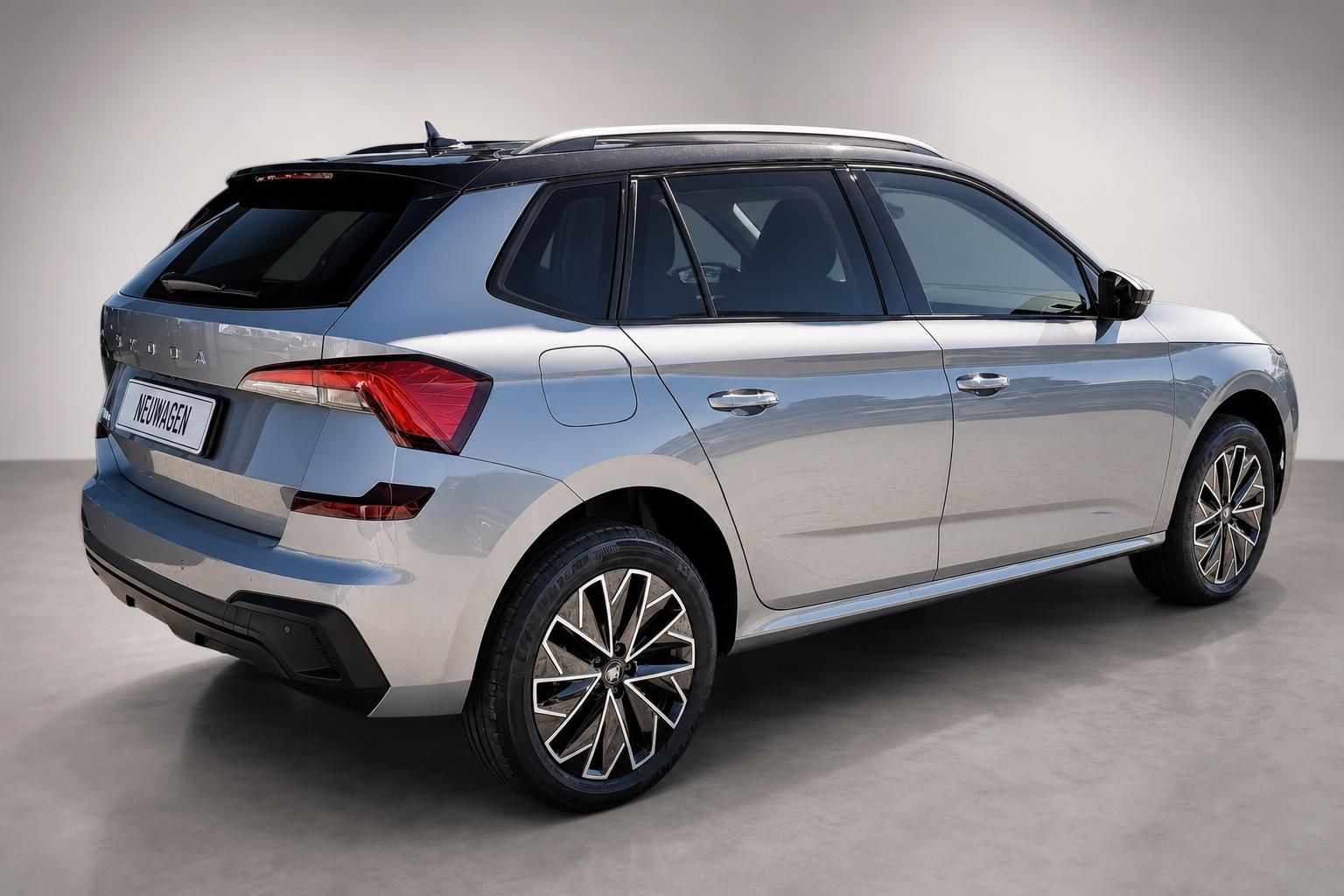 Skoda SUV in Silber, Heckansicht seitlich im Studio
