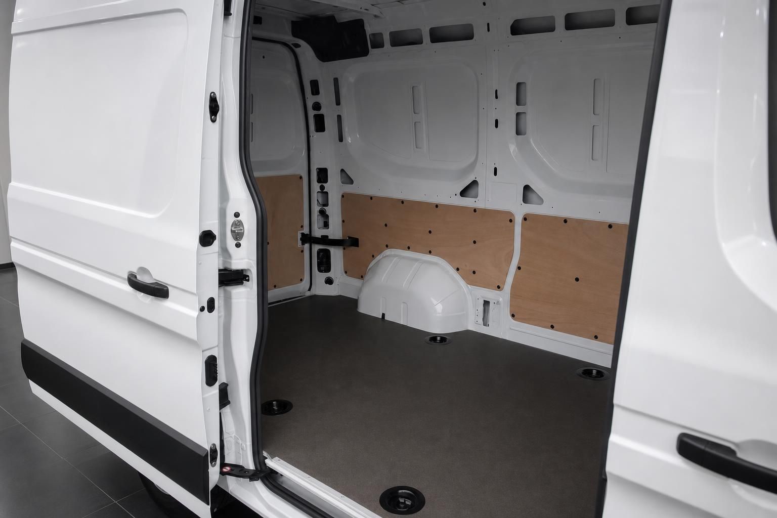 Laderaum eines weißen Transporter-Kastenwagens mit Holzverkleidung und geöffneter Schiebetür
