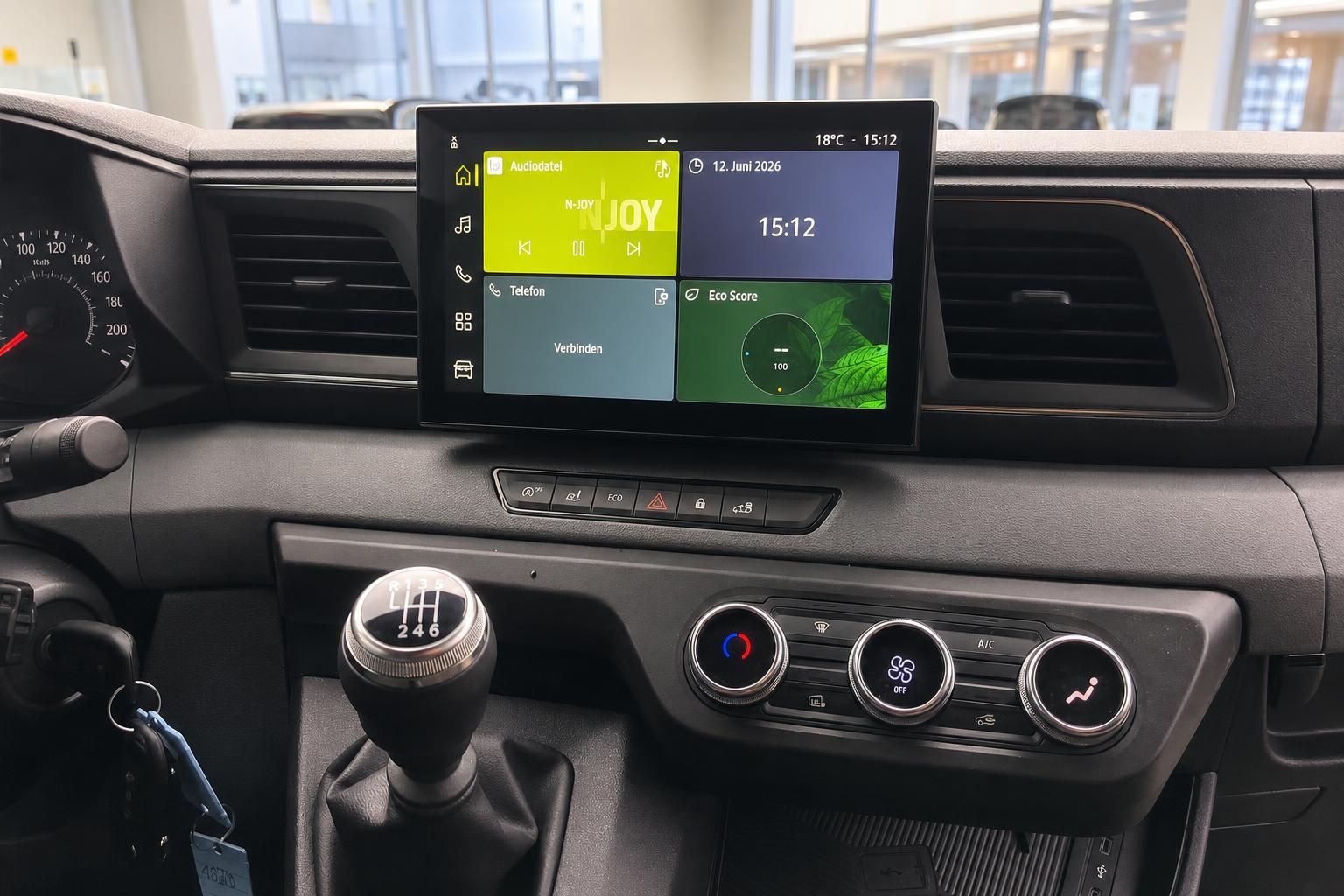 Mittelkonsole eines Transporters mit Touchscreen-Infotainment, Schaltknüppel und Klimabedienung