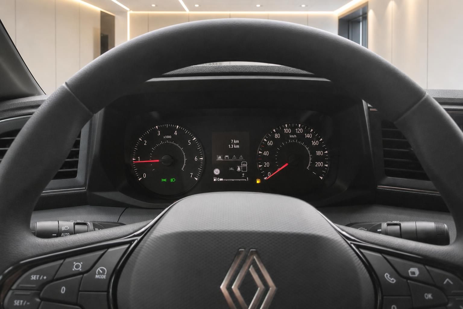 Renault Innenraum Cockpit mit Lenkrad, Tacho und Drehzahlmesser – Fahrzeug Detailansicht