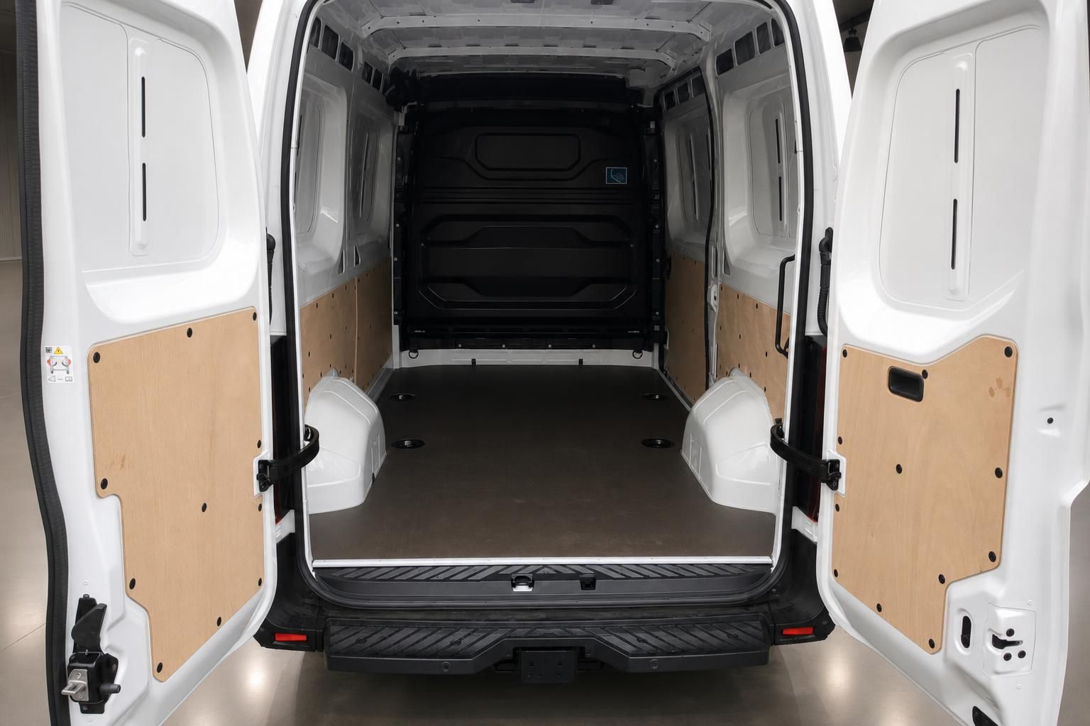 Transporter Laderaum geöffnet mit Holzverkleidung und robustem Ladeboden – Innenansicht