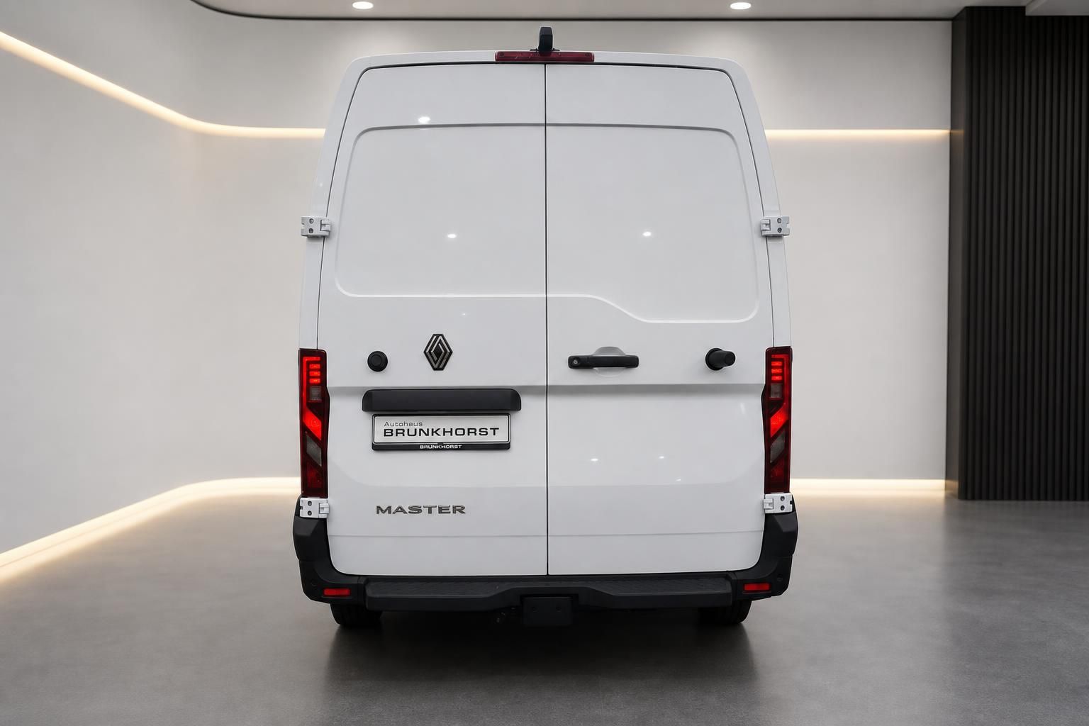 Renault Master Kastenwagen weiß – Heckansicht im Showroom