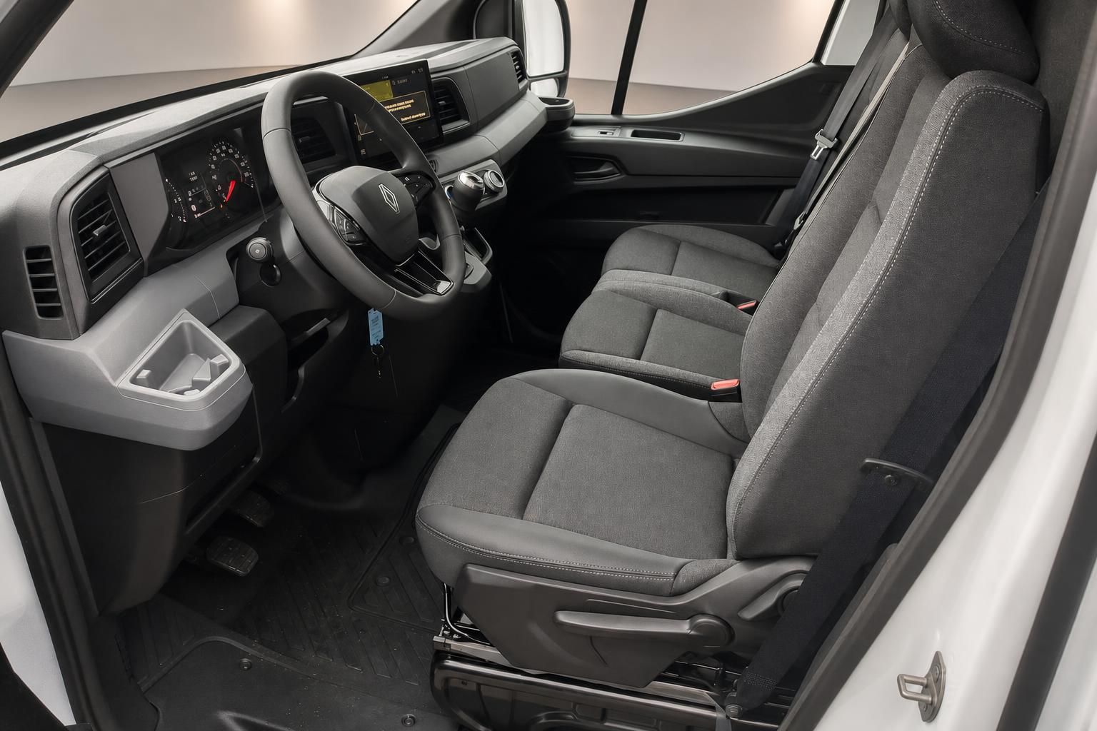 Renault Master Innenraum – Fahrersitz, Lenkrad und Armaturenbrett in Grau