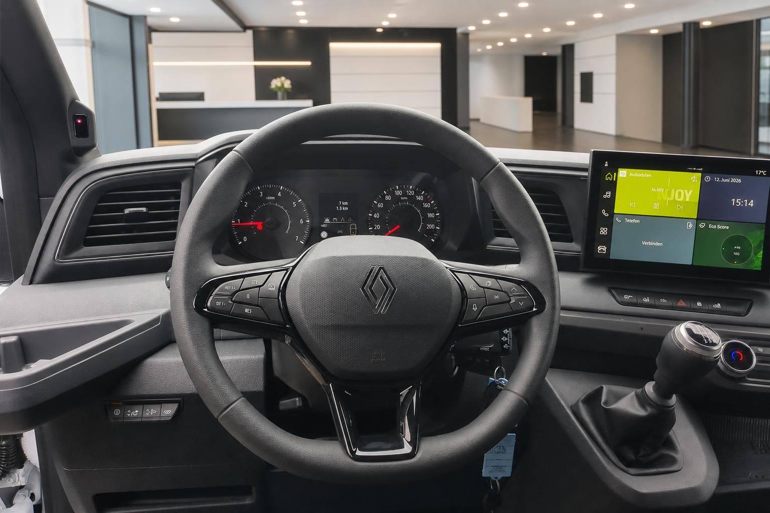 Renault Transporter Innenraum mit Lenkrad, Kombiinstrument und Touchscreen-Infotainmentsystem
