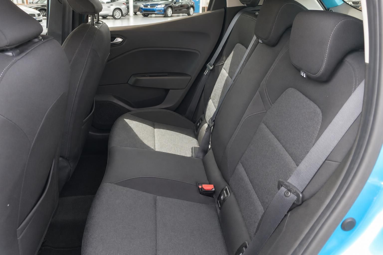 Renault Clio Innenraum Rücksitzbank - graue Stoffsitze mit modernem Design und Sicherheitsgurten