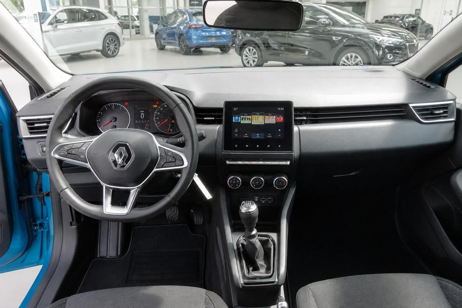 Renault Innenraum mit schwarzem Armaturenbrett, Touchscreen-Display und manueller Schaltung
