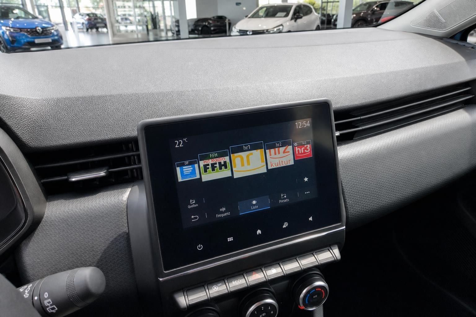 Touchscreen Infotainment-System mit Radiosendern FFH, hr1 und hr3 im Renault Cockpit