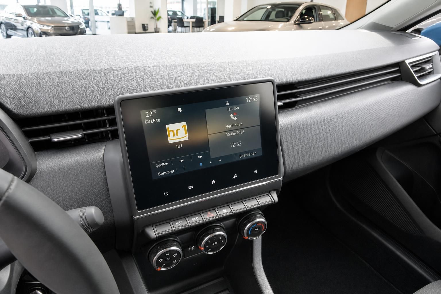 Renault Mediasystem mit hr1 Radio, Telefon-Verbindung und Klimaanlage-Bedienfeld