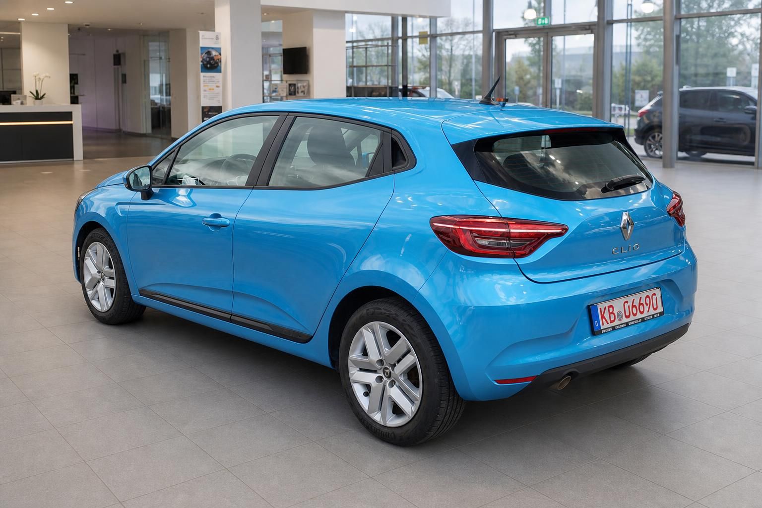 Blauer Renault Clio Kleinwagen Heckansicht im Autohaus - modernes Design mit Alufelgen