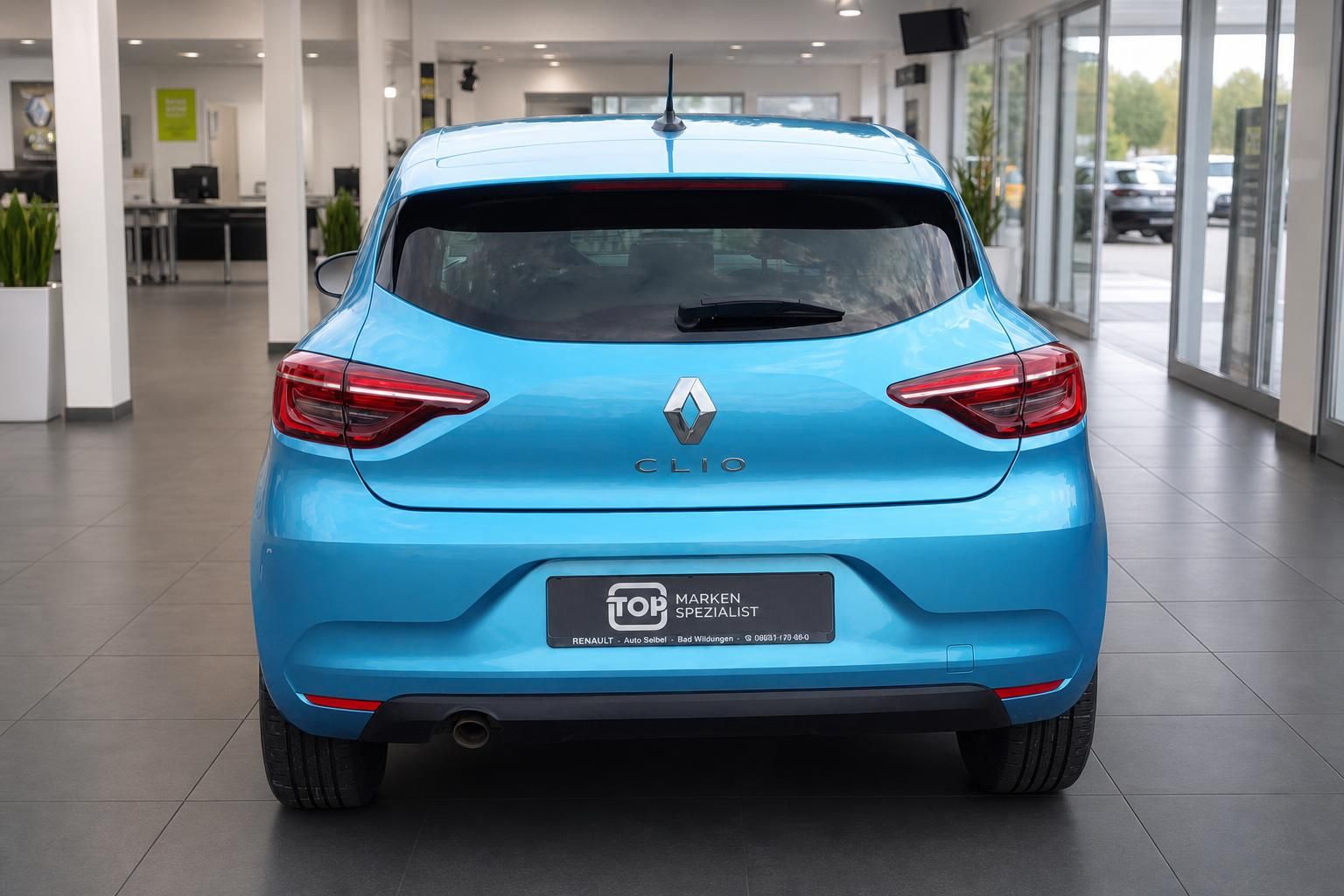 Renault Clio Heckansicht mit LED-Rückleuchten und Händlerkennzeichen