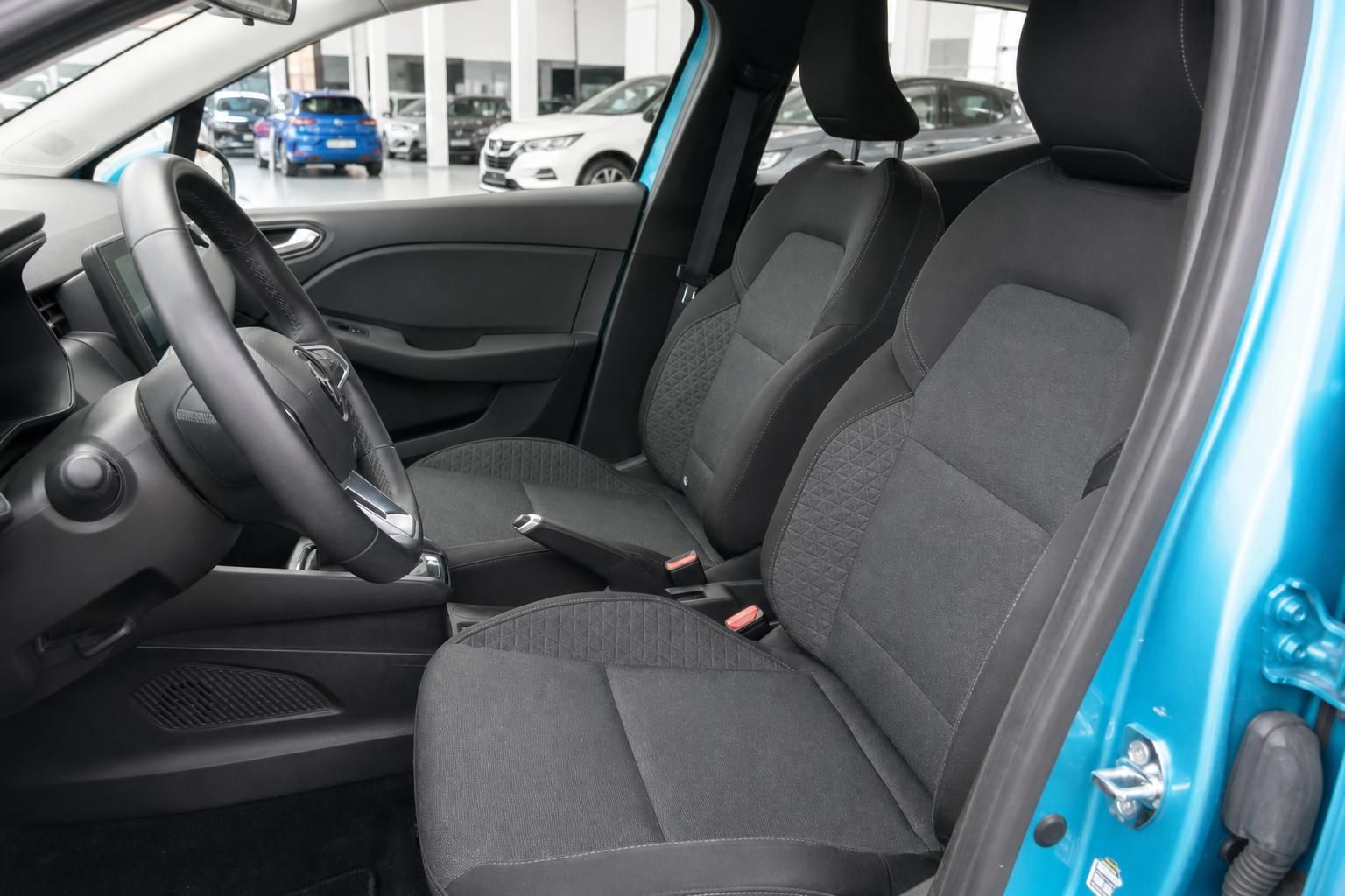 Renault Clio Vordersitze Innenraum - graue Stoffausstattung mit Fahrersitz und Beifahrersitz
