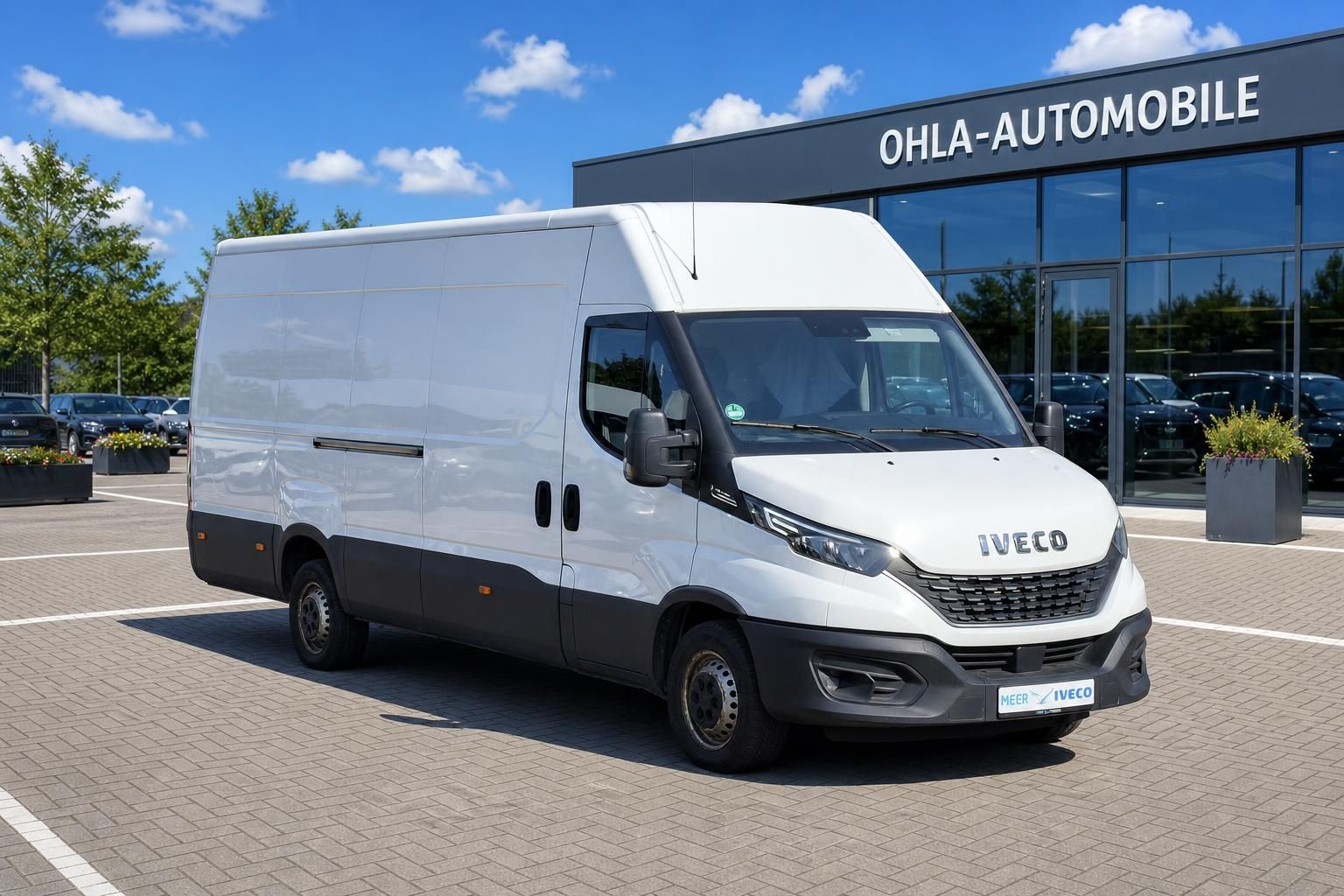 Iveco Daily Transporter weiß Frontansicht vor Autohaus OHLA