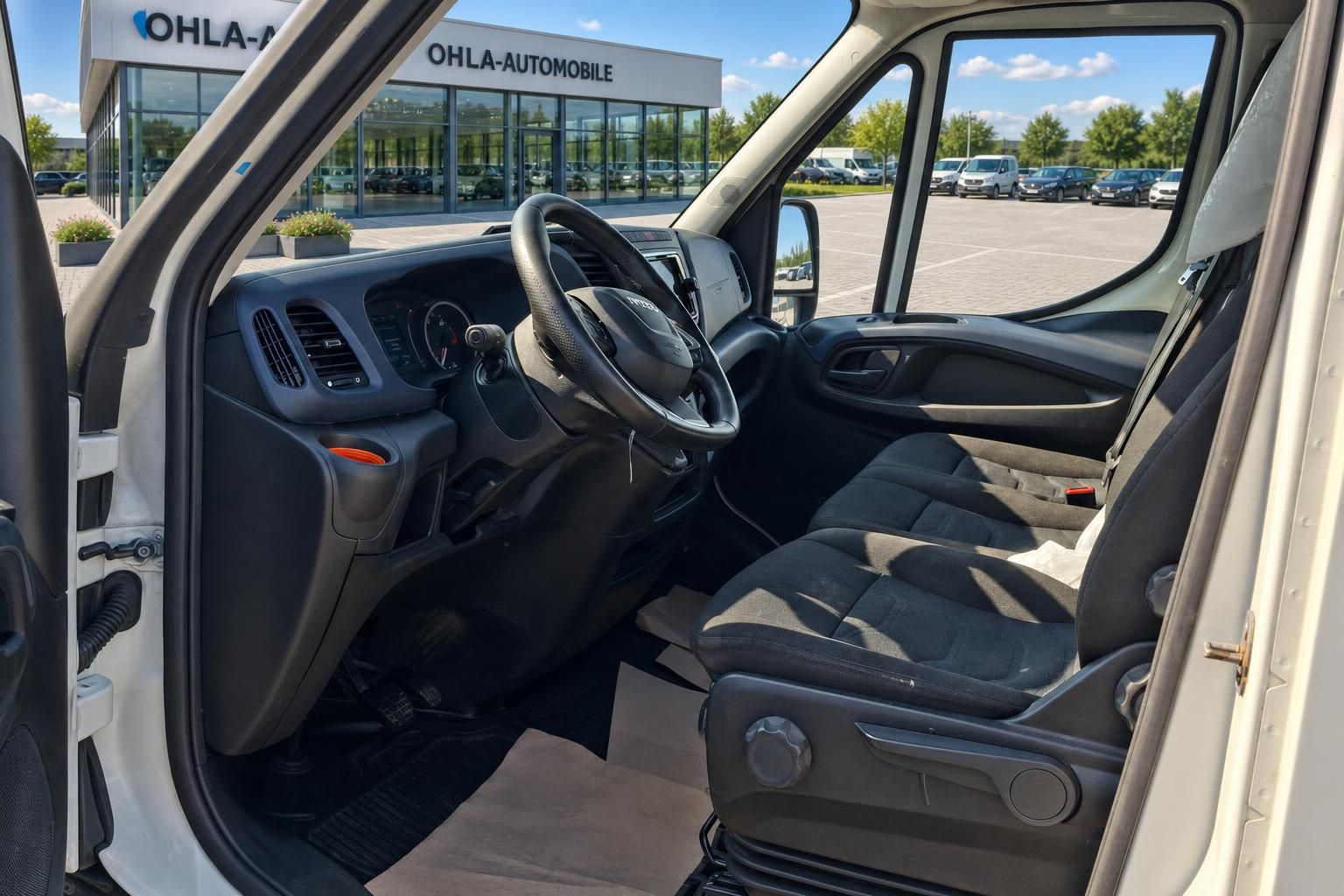 IVECO Daily Innenraum Fahrerkabine mit Sitzen und Cockpit