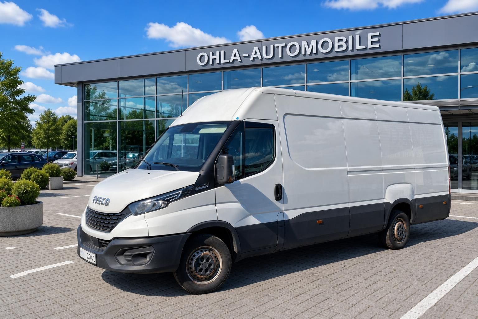 IVECO Daily Transporter weiß, Seitenansicht vor Autohaus