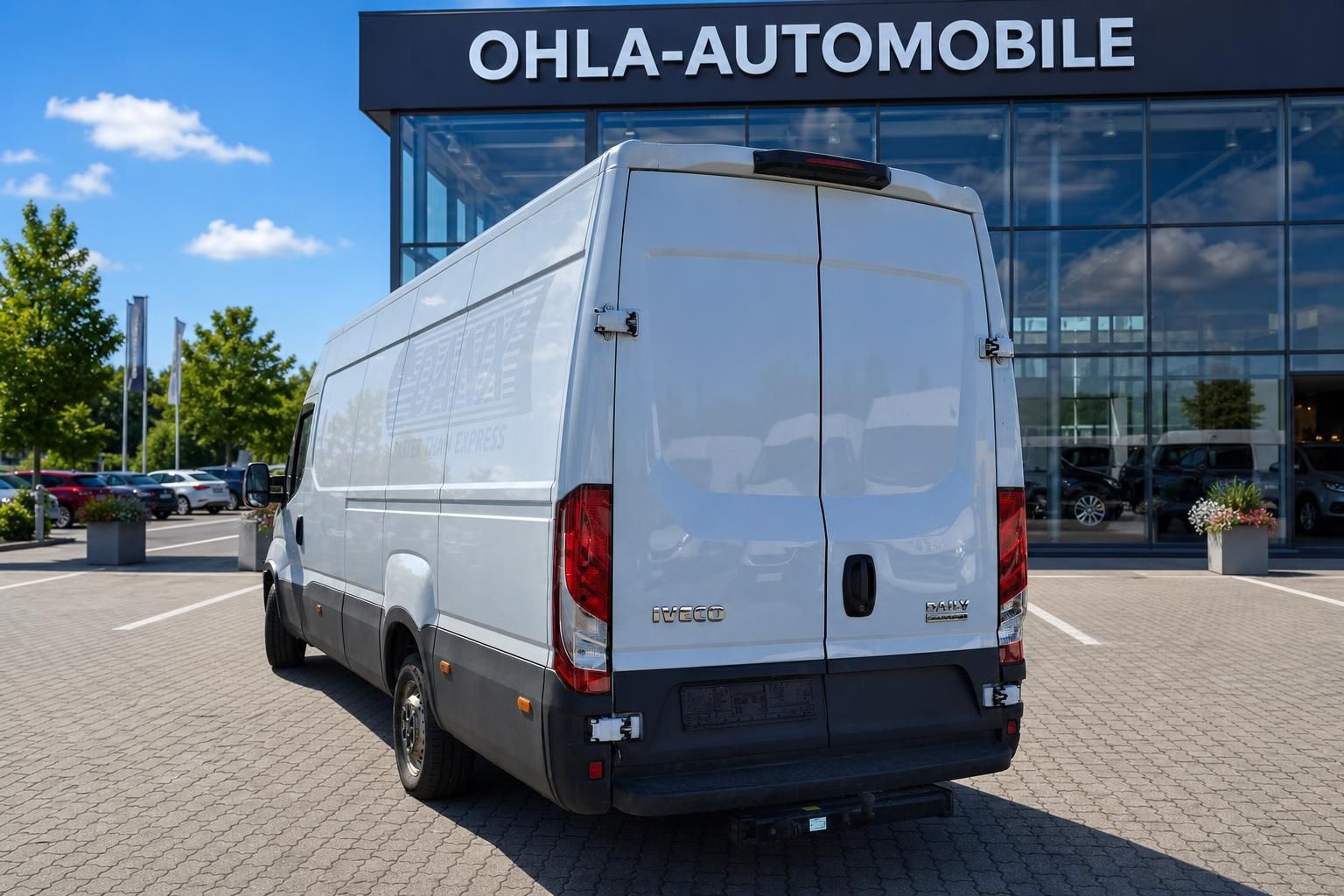 IVECO Daily Transporter weiß, Heckansicht schräg von hinten