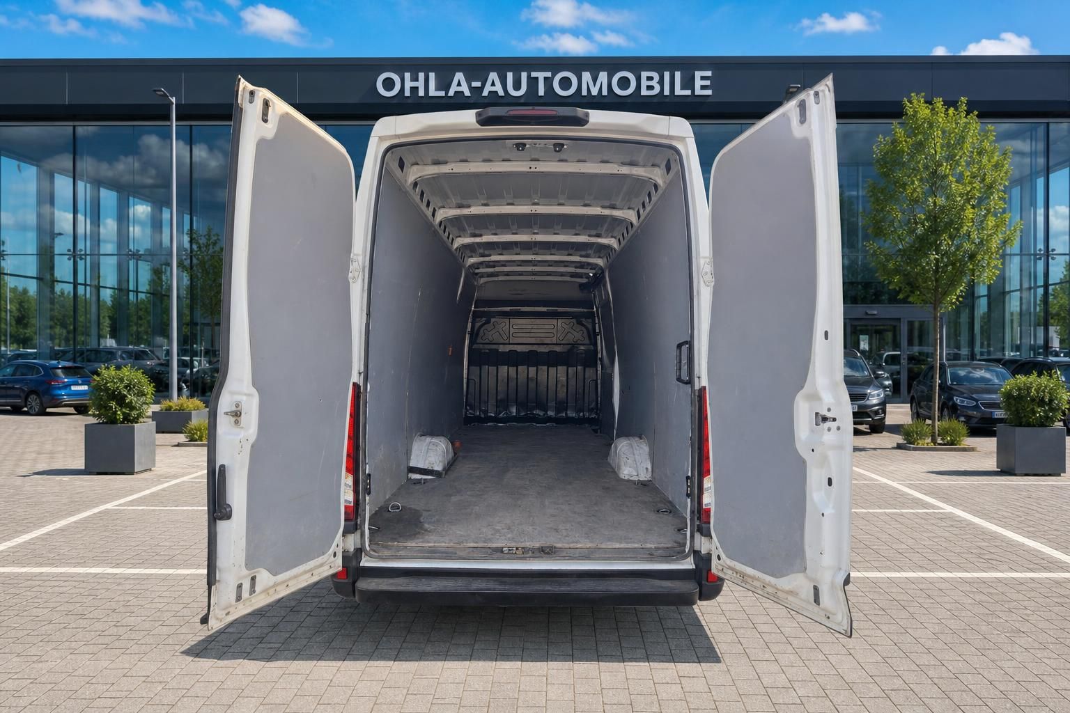 IVECO Daily Laderaum leer, Ansicht durch geöffnete Hecktüren