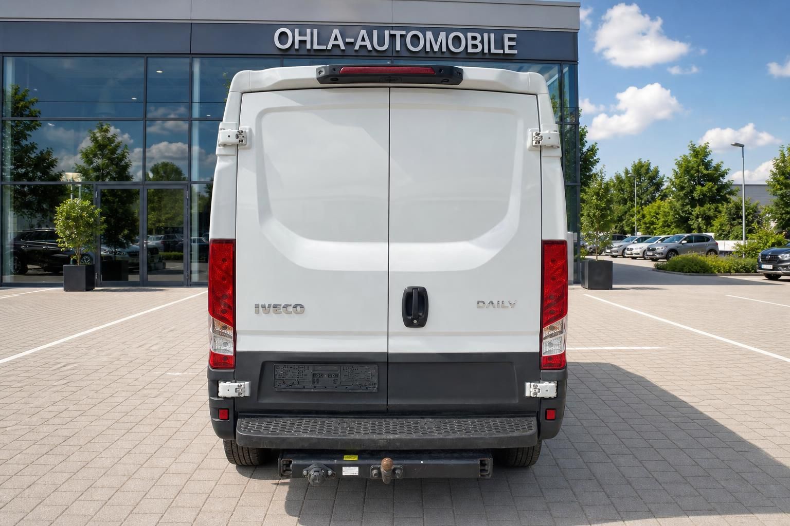 Iveco Daily Kastenwagen weiß Heckansicht bei OHLA-Automobile
