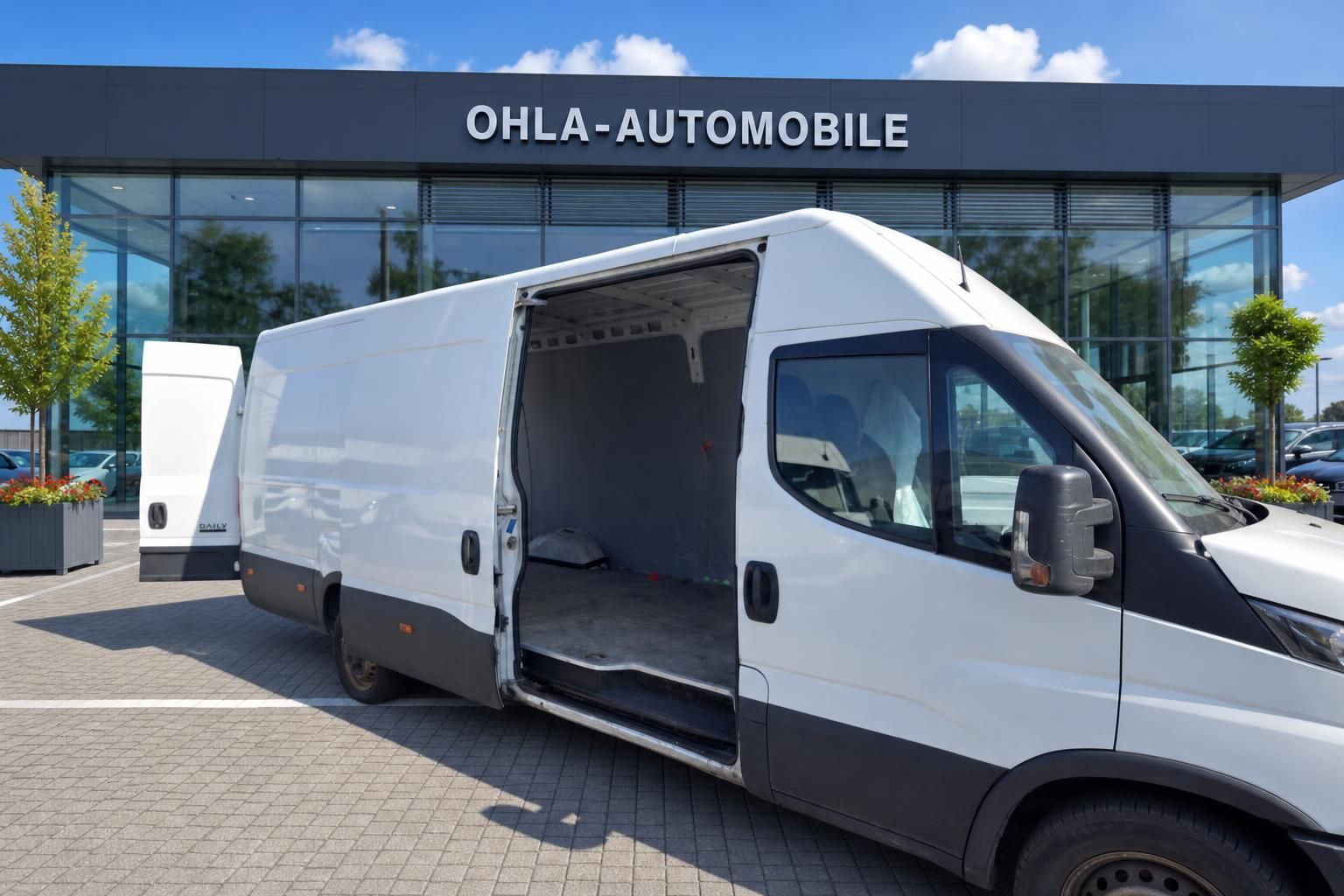 Iveco Daily Kastenwagen mit geöffneter Seitentür und Laderaum