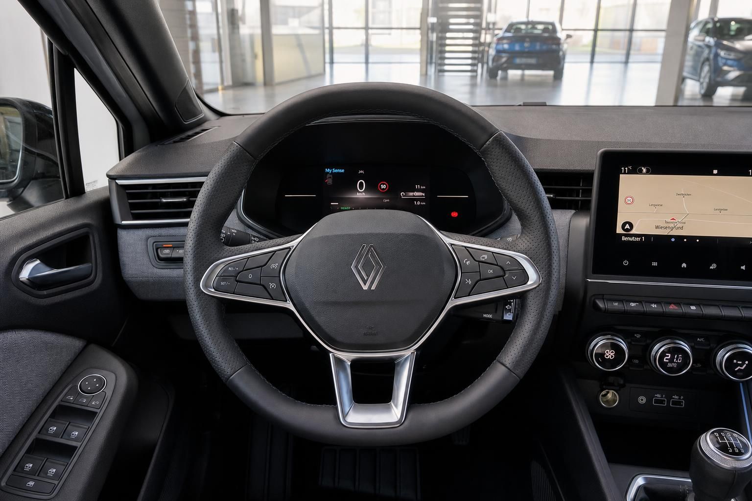 Renault Fahrzeug Cockpit mit digitalem Armaturenbrett und Multimediasystem im modernen Innenraum
