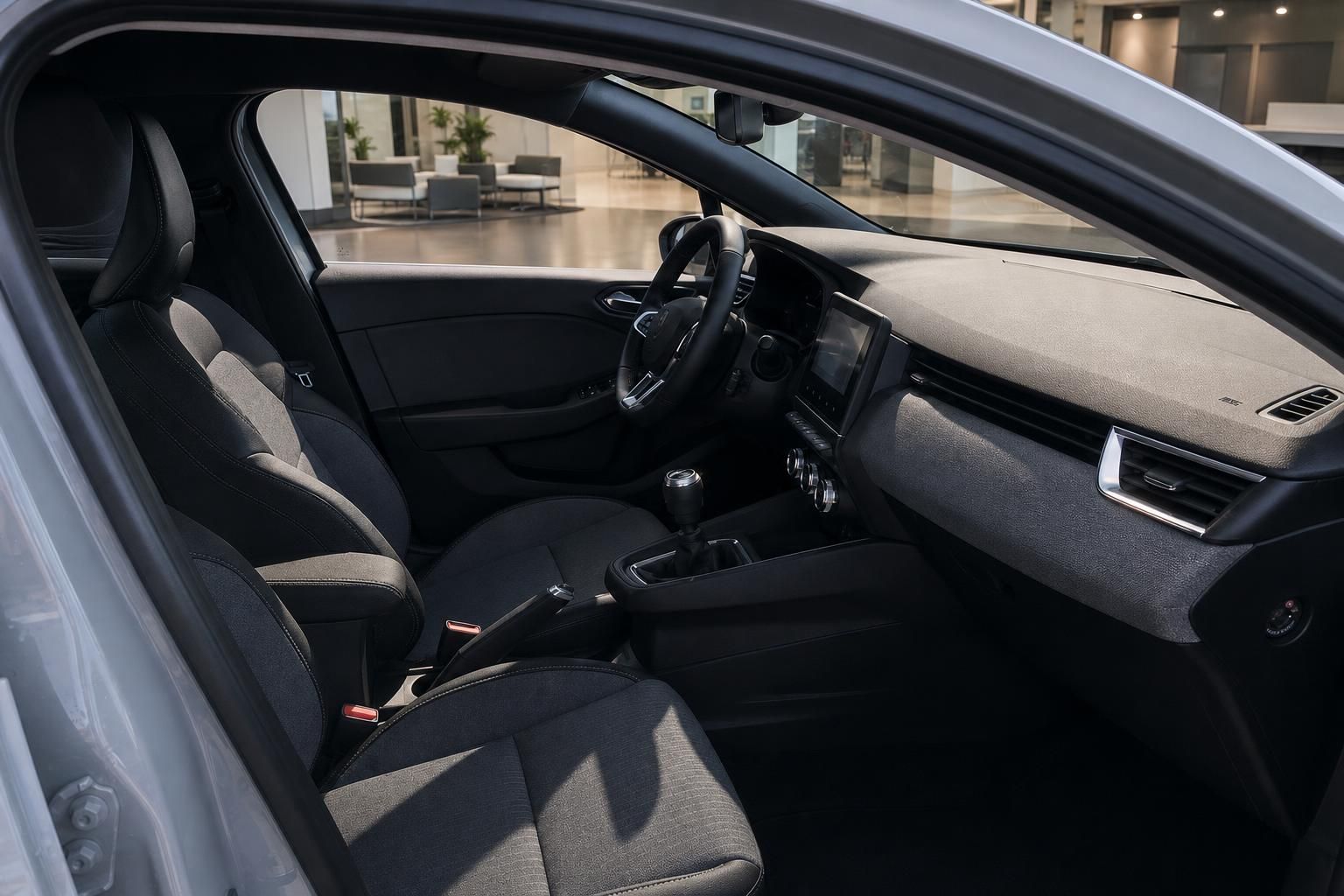 Renault Fahrzeuginnenraum mit schwarzer Ausstattung, Schaltgetriebe und modernem Infotainment-Display