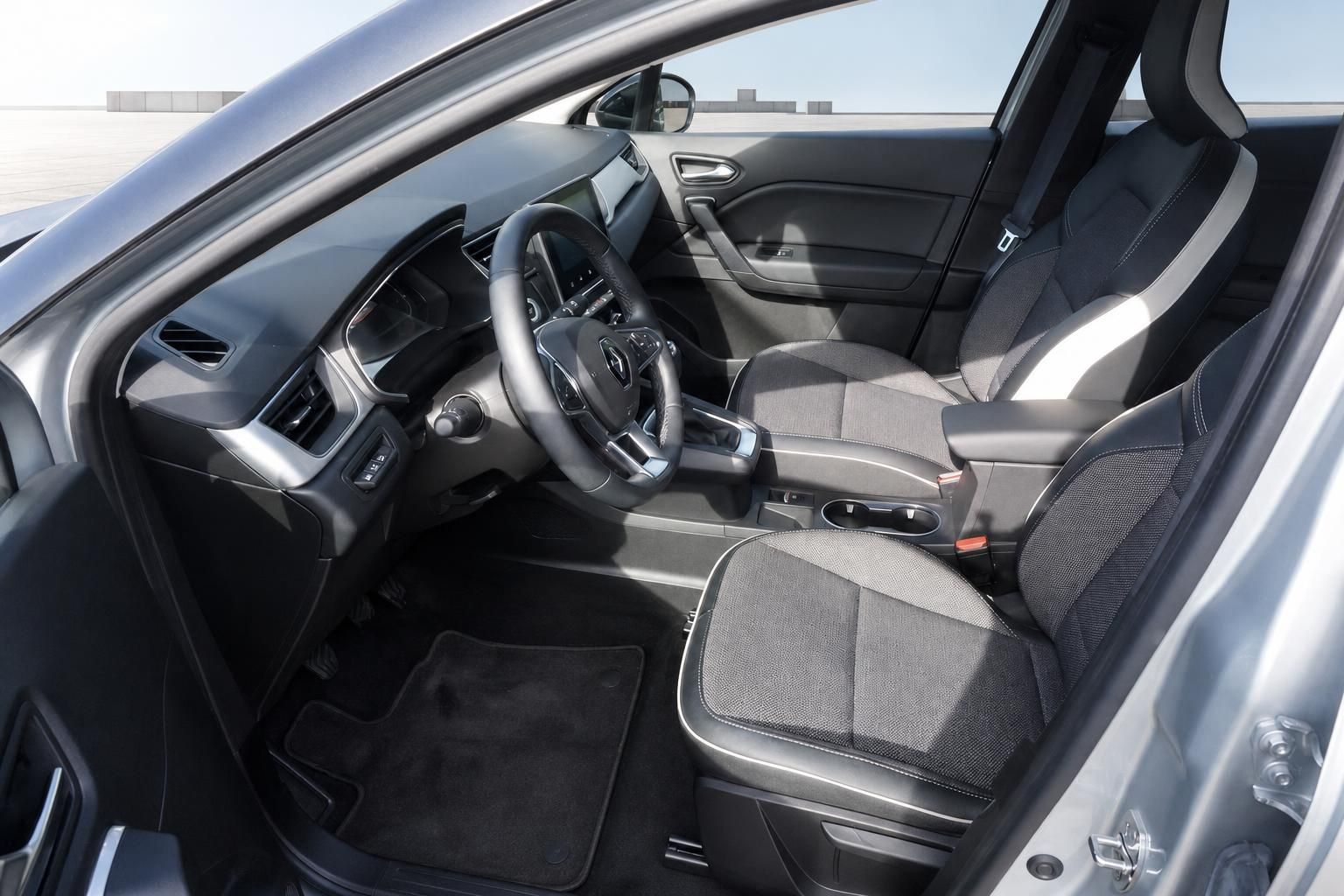 Renault Innenraum mit Fahrersitz, Lenkrad und Mittelkonsole – modernes Cockpit in Grau