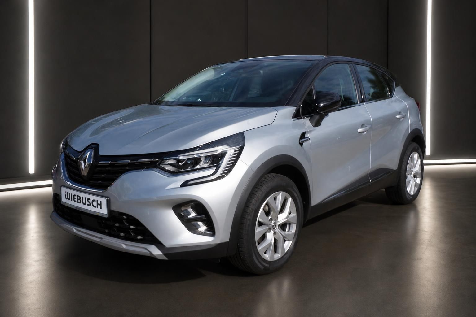 Renault Captur silber Frontansicht schräg – SUV bei Autohaus Wiebusch im Showroom