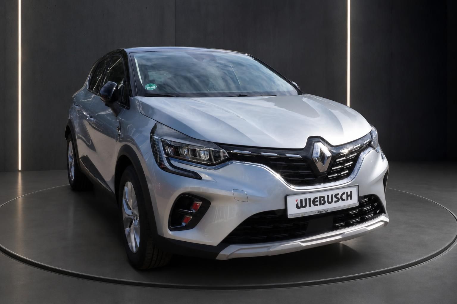 Renault Captur silber Frontalansicht – kompakter SUV mit LED-Scheinwerfern auf Drehteller