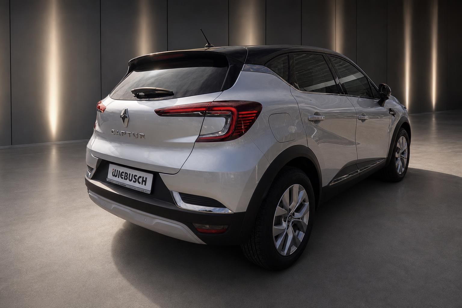 Renault Captur silber Heckansicht – SUV mit LED-Rückleuchten und schwarzem Dach im Showroom