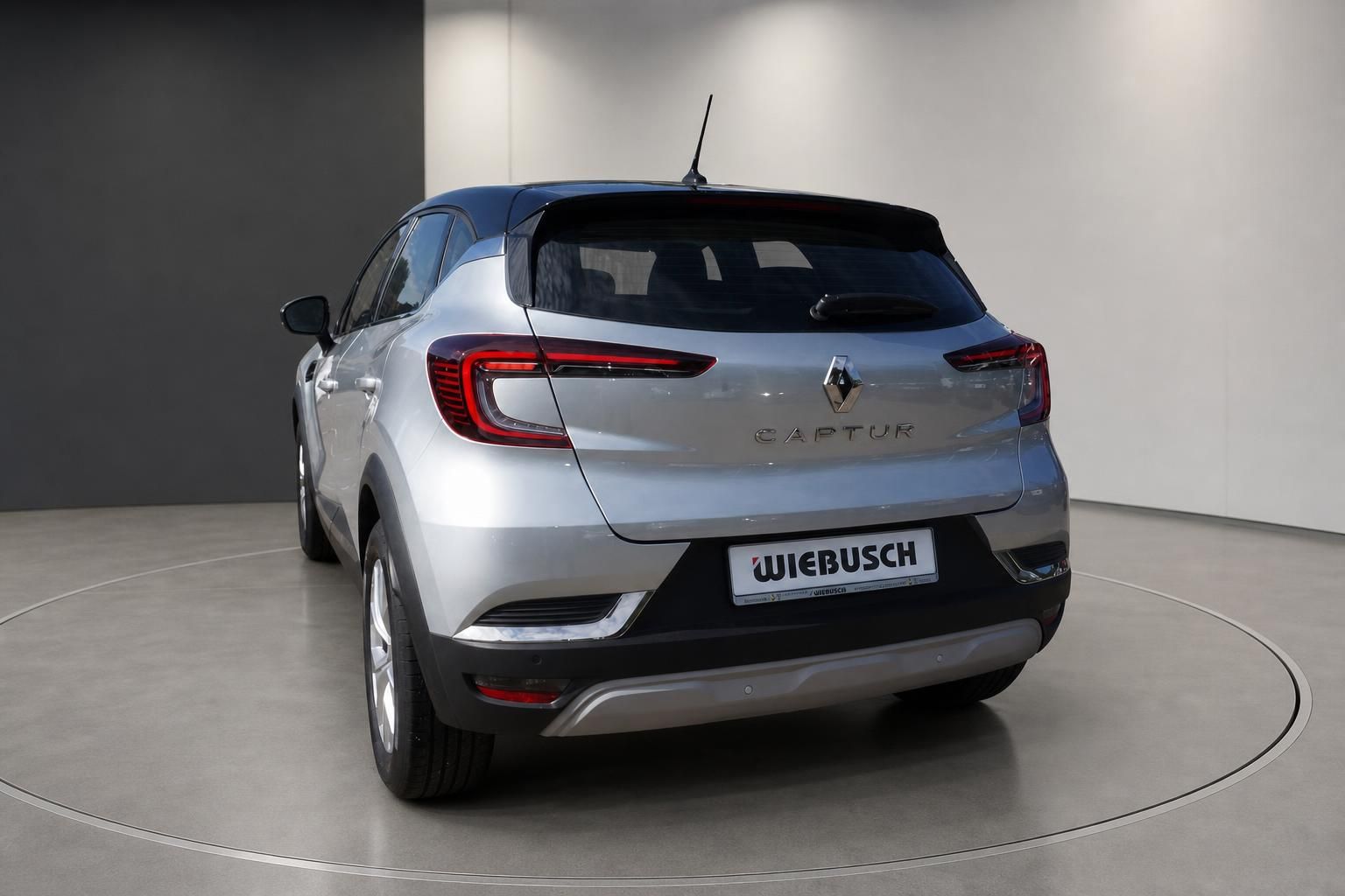 Renault Captur silber Heckansicht im Autohaus – SUV Kompaktklasse