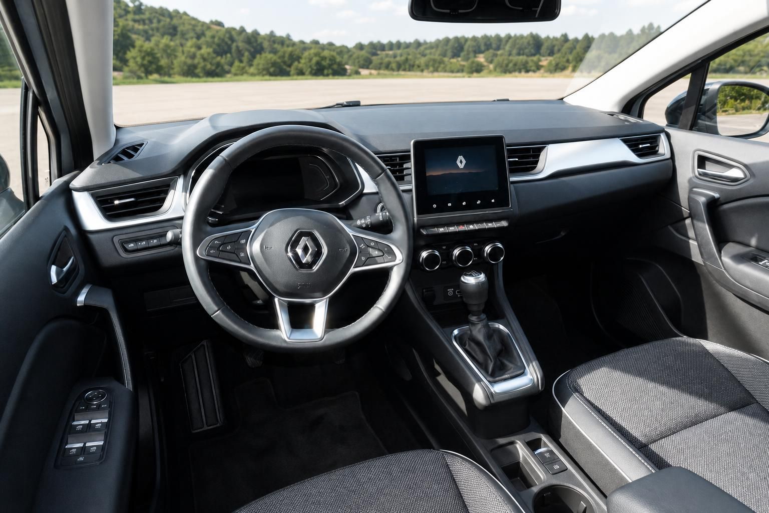 Renault Captur Cockpit mit Lenkrad, Touchscreen und Schaltgetriebe